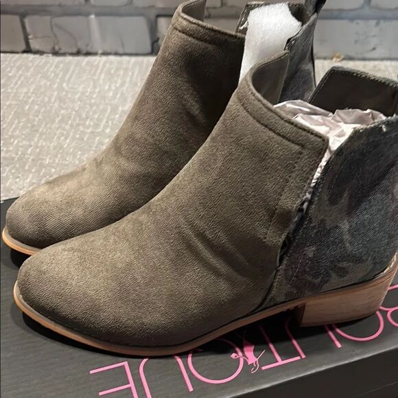 Corkys Charcoal Suede Ankle Booties - Picture 3 of 10